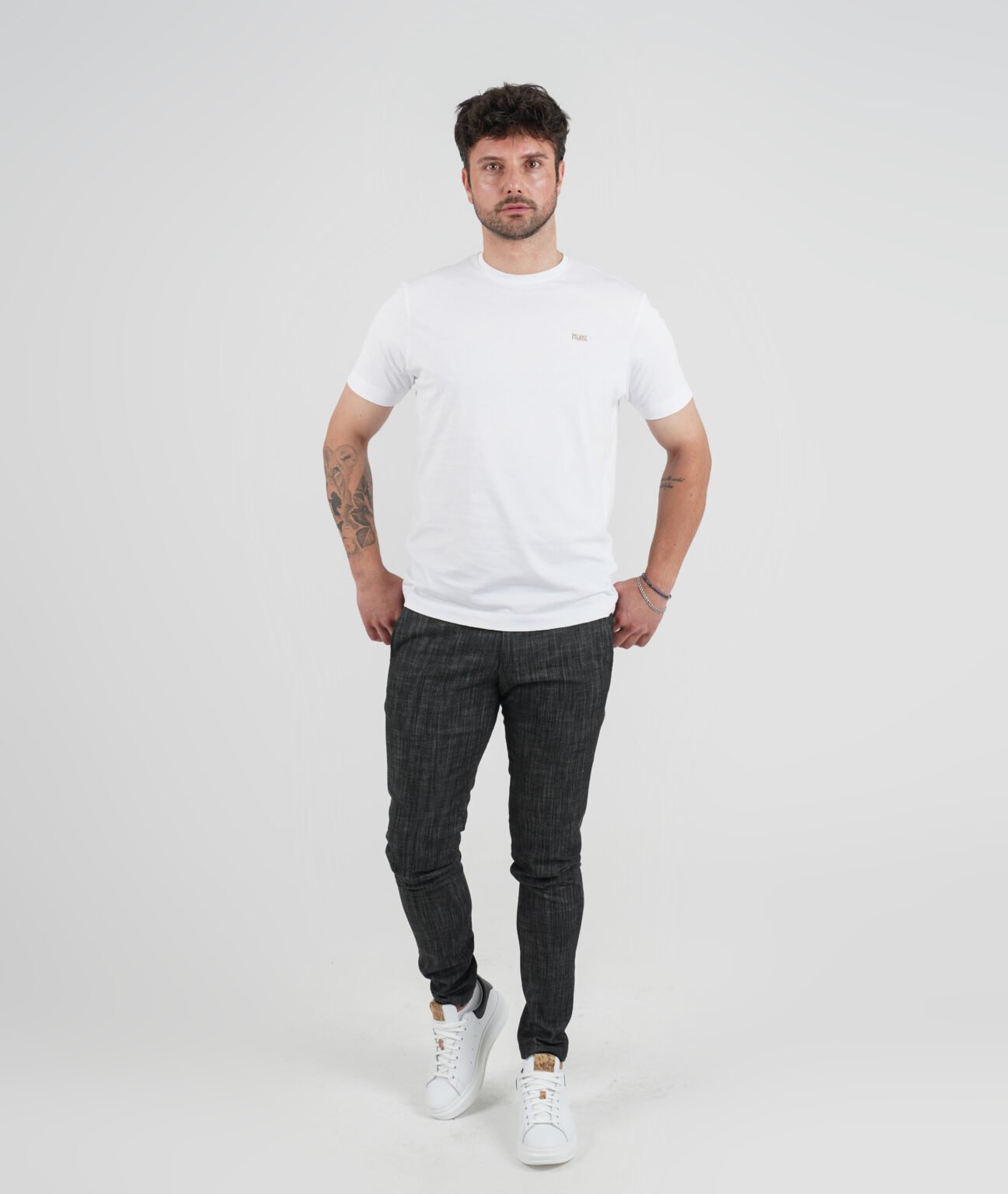 T-shirt i bardhe