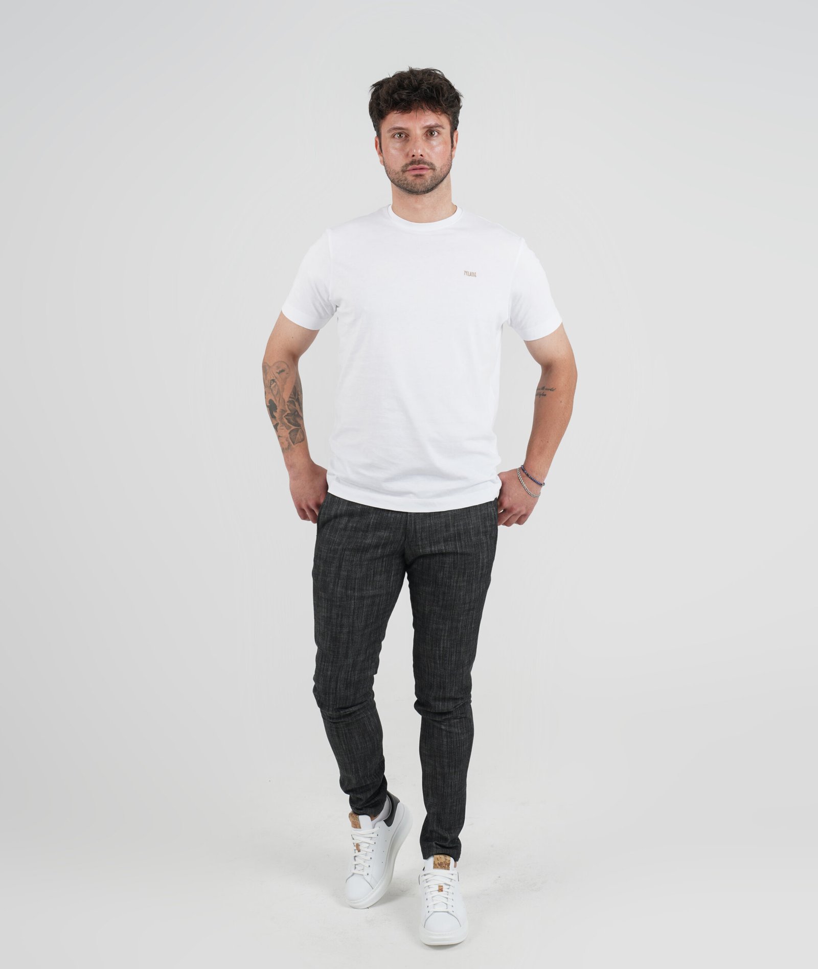 T-shirt i bardhe